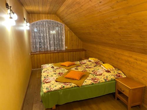 Säng eller sängar i ett rum på Brīvdienu māja Kaļviļumi