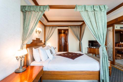 Un ou plusieurs lits dans un hébergement de l'établissement The Maya Hotel
