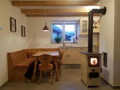 cocina con mesa y estufa de leña en Alte Brennerei, en Bissingen an der Teck