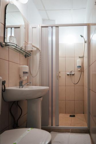 ein Badezimmer mit Waschbecken und Dusche mit Spiegel in der Unterkunft HOTEL K2 CITY in Caracal