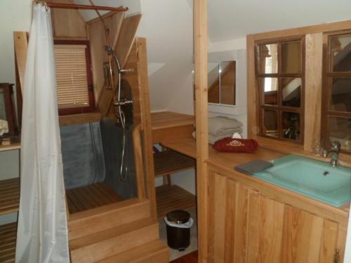 Et badeværelse på Les Chambres de Pontfol - Chambres d'hôtes - Guest house