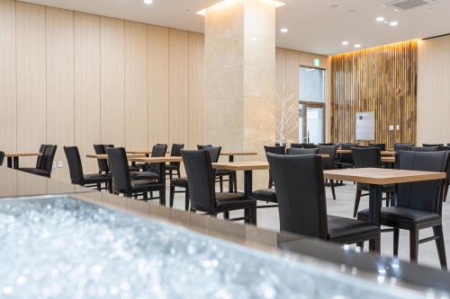 a conference room with tables and chairs and a pool at Best Western Asan Hotel in Asan