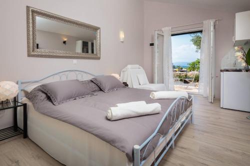 Un pat sau paturi într-o cameră la Beachfront House Mir with private pool and jacuzzi right at the beach in beautiful bay in Mirca - Brac