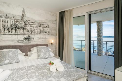 Ліжко або ліжка в номері Luxury Beachfront Villa Sea Queen - Kastela