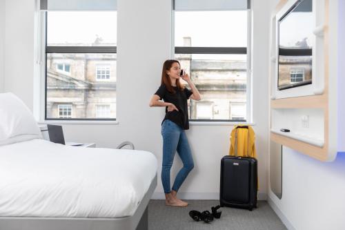 Katil atau katil-katil dalam bilik di YOTEL Edinburgh