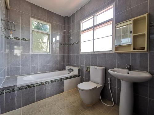 シーラーチャーにあるLek Homestayのトイレ、洗面台、浴槽を備えたバスルーム