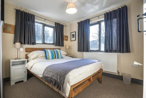 Postel nebo postele na pokoji v ubytování Rock Cottage - 3 Bedroom Holiday Home - Fishguard