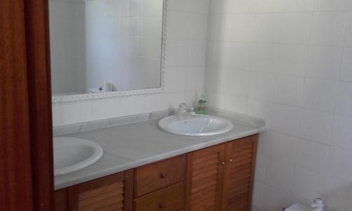 La salle de bains est pourvue de 2 lavabos et d'un miroir. dans l'établissement CASA-B- pequeño conjunto adosados, à La Caleta-Guardia