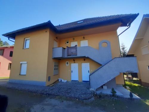 een huis met een trap aan de zijkant bij Apartman Nik in Zlatibor