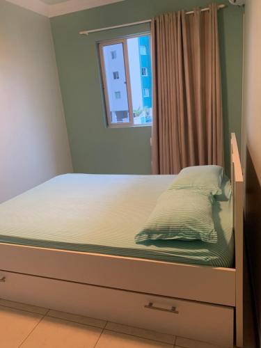 Giường trong phòng chung tại Apartamento em itapema