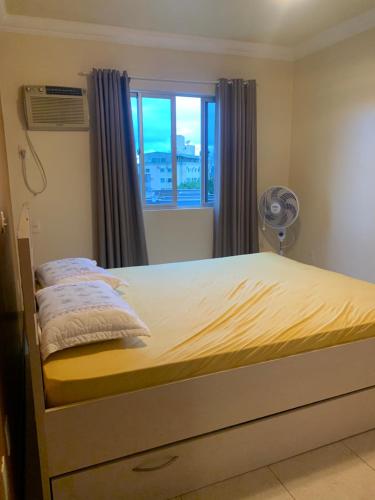Giường trong phòng chung tại Apartamento em itapema