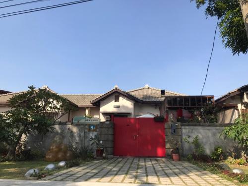 ein Haus mit einer roten Garage in der Unterkunft Naval bureaucracy No. 3 in Kaohsiung