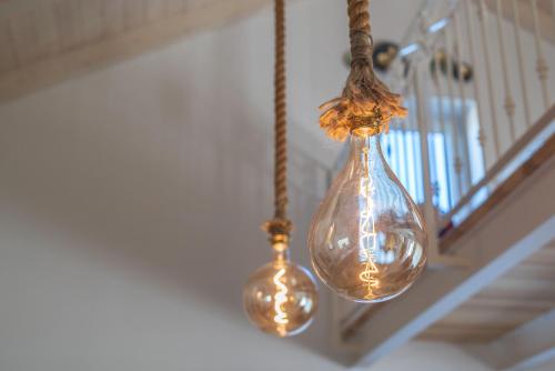 a couple of light bulbs hanging from a ceiling at Capriccio Mediterraneo in Sassari