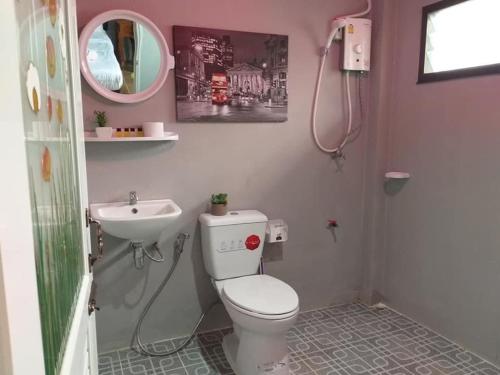 a bathroom with a toilet and a sink at Saming Chiang Dao Guest House in Chiang Dao