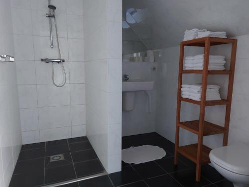 een badkamer met een douche en een toilet bij Piaam State in Piaam