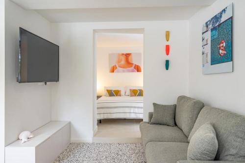 - un salon avec un canapé et une chambre dans l'établissement Giovannina N2, à Cassis