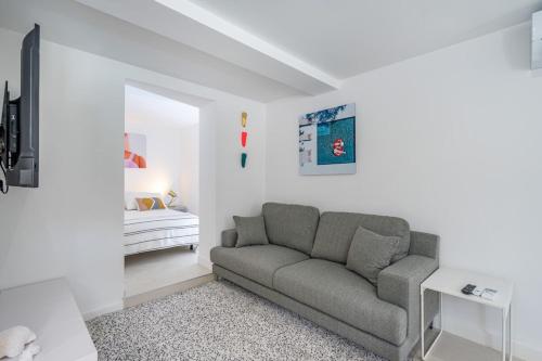 ein Wohnzimmer mit einem Sofa und einem Bett in der Unterkunft Giovannina N2 in Cassis
