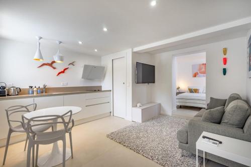 a living room with a couch and a table at Giovannina N2 in Cassis