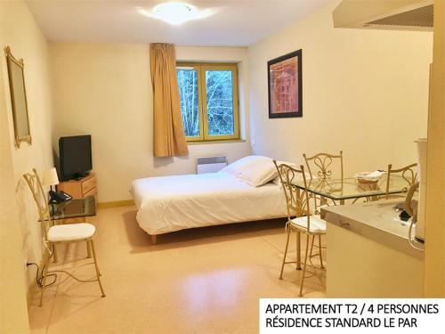 紹德艾格的住宿－蔻茵奧伯哈克普迪騰公寓式酒店，卧室配有一张床和一张桌子及椅子