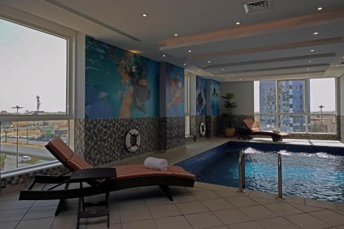 فندق سويس انترناشونال رويال - الرياض في الرياض: غرفة مع مسبح في مبنى