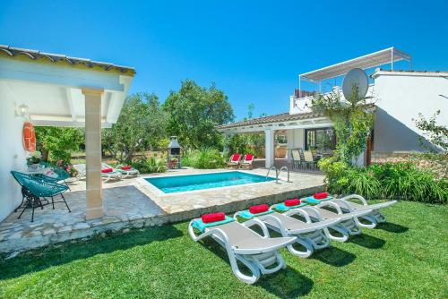 ポリェンサにあるOwl Booking Villa Guacamayo - Vacation Paradiseのスイミングプール、ラウンジチェア付きのヴィラ