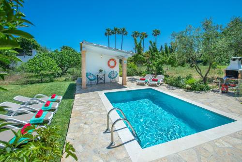 ポリェンサにあるOwl Booking Villa Guacamayo - Vacation Paradiseのスイミングプール(椅子付)と家