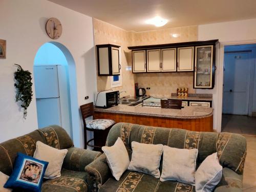 a living room with a couch and a kitchen at Rivera Sharm Habiba Apartments in Sharm El Sheikh