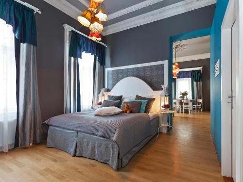Un pat sau paturi într-o cameră la Royal Prague City Apartments