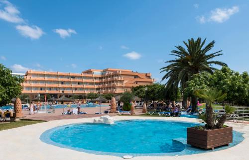 una piscina con un hotel sullo sfondo di Hotel Mariant Park a Sa Coma