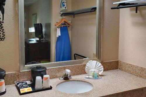 um balcão de casa de banho com um lavatório e um espelho em Quality Inn Flagstaff East I-40 em Flagstaff