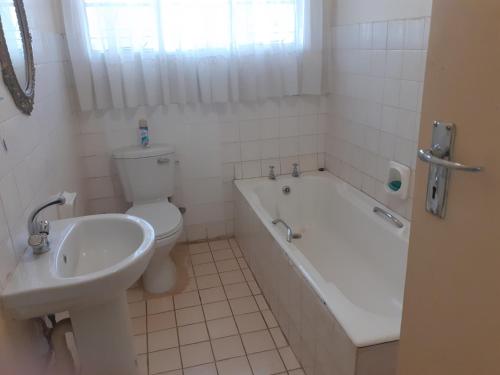 Bathroom sa Beautiful 2-Bedroomed Guest Cottage in Harare