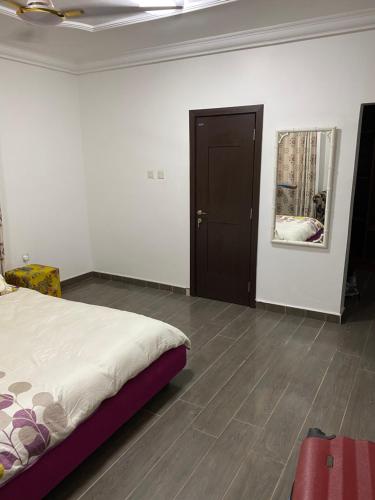Кровать или кровати в номере Cosy 3 bedroom holiday apartment for rent