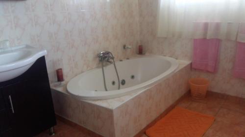 Bathroom sa Charming 6-Bed House with Swimming Pool in Harare