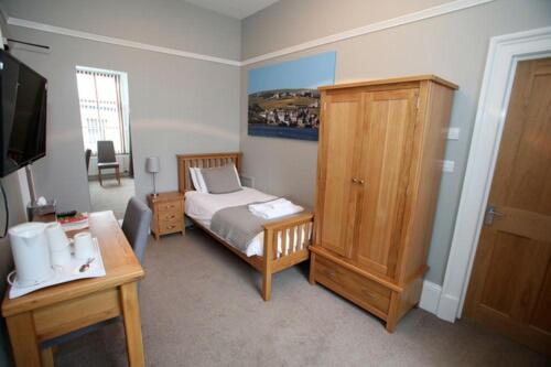 Ein Bett oder Betten in einem Zimmer der Unterkunft The Royal Hotel
