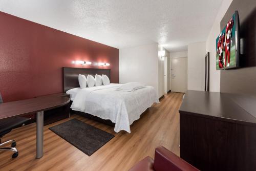 Red Roof Inn PLUS+ Columbus - Worthington tesisinde bir odada yatak veya yataklar