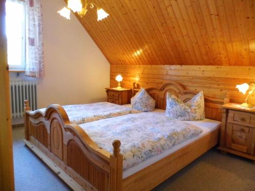 מיטה או מיטות בחדר ב-Ferienwohnung Schwarzwaldhof