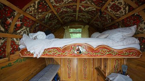 Ce lit se trouve dans une cabane dans les arbres. dans l'établissement Islay Westcote Glamping, à Hawick