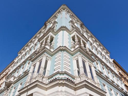 un edificio alto con un cielo azul en el fondo en Royal Prague City Apartments, en Praga