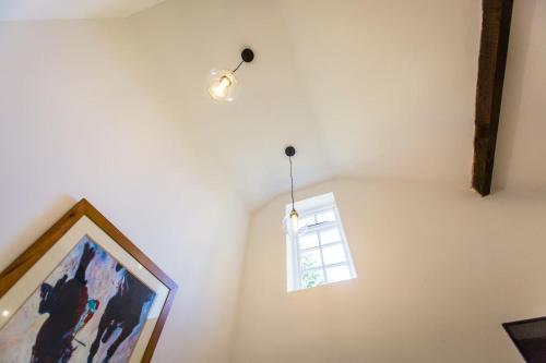 a room with a picture and a light and a window at Oakley Country Retreat-1 Bed-Garden-Free Parking in Baddiley