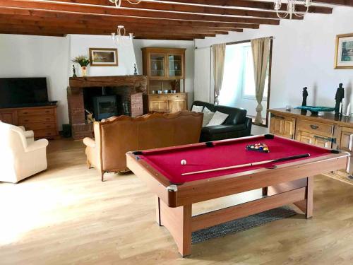 un salon avec une table de billard dans l'établissement Sleeps14-PetsOK-PeacefulCountryside-YogaStudio, à Feugères