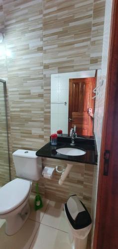 Casa de Praia Abaís في بلدية إيستانكيا: حمام به مرحاض أبيض ومغسلة