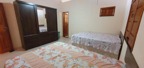 - une chambre avec 2 lits jumeaux et un miroir dans l'établissement Casa de Praia Abaís, à Estância