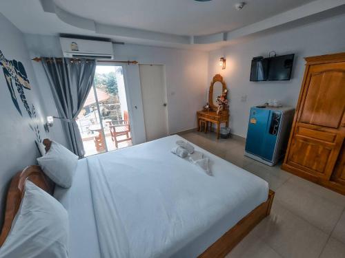 春蓬的住宿－歐元精品酒店，卧室设有一张白色大床和一扇窗户。