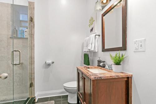 Ванна кімната в 3BR Perfect Getaway Chicago Apartment - Newport 2