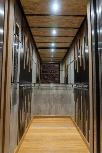 a empty dressing room with a wooden ceiling at Lilian Lofts Hotel & Spa in Johannesburg