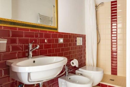 bagno con lavandino e servizi igienici di Pellegrino 75 Actual a Roma