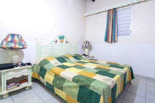 Giường trong phòng chung tại Appartement charmant à Sainte-Anne, 42 m² + Piscine partagée