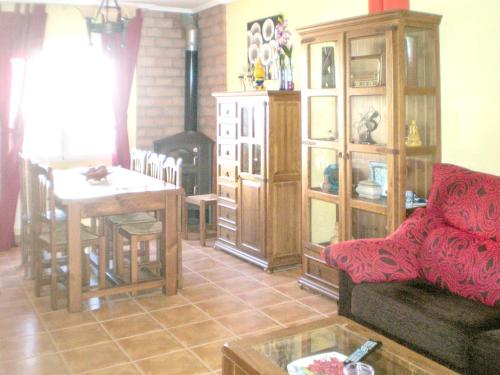 Een zitgedeelte bij 4 bedrooms house with furnished terrace at Castellar de Santiago