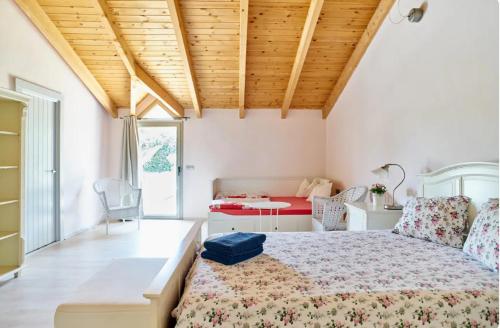 1 dormitorio con 1 cama y 1 mesa con sillas en 6 bedrooms villa with sea view private pool and jacuzzi at Olivella en Olivella