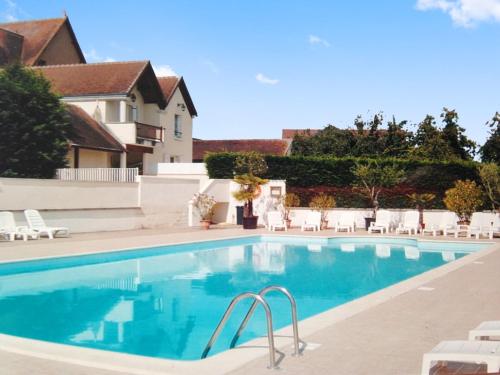 FaverollesにあるMaison de 3 chambres avec vue sur le lac piscine partagee et jardin clos a Villentrois Faverolles en Berryのスイミングプール(椅子付)と家